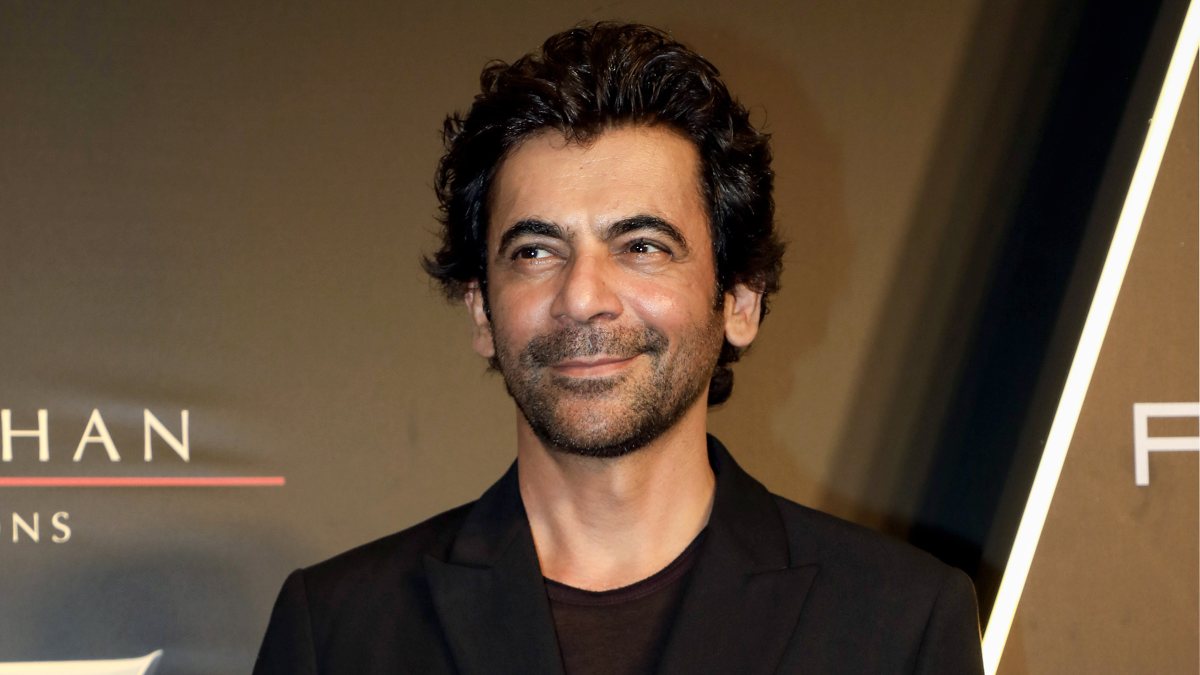 Sunil Grover poses at Aamir Khan's production house 25th anniversary