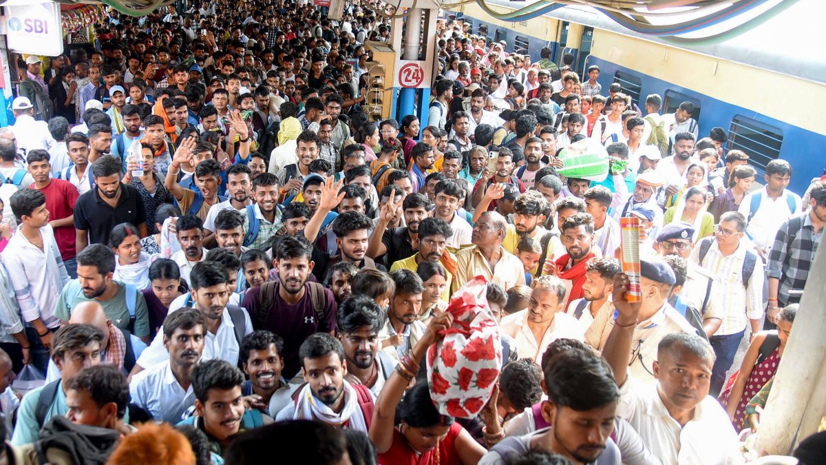 Crowd of Bihar prohibition constable exam candidates at Patna station