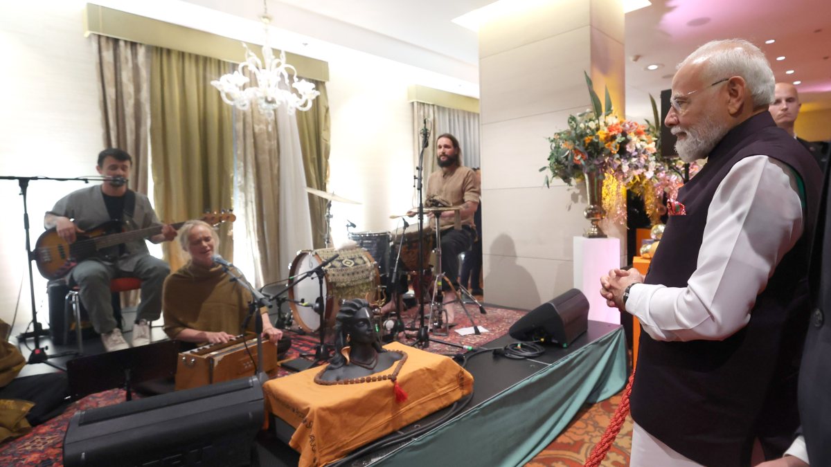Modi attends cultural performance on arrival in Bratislava