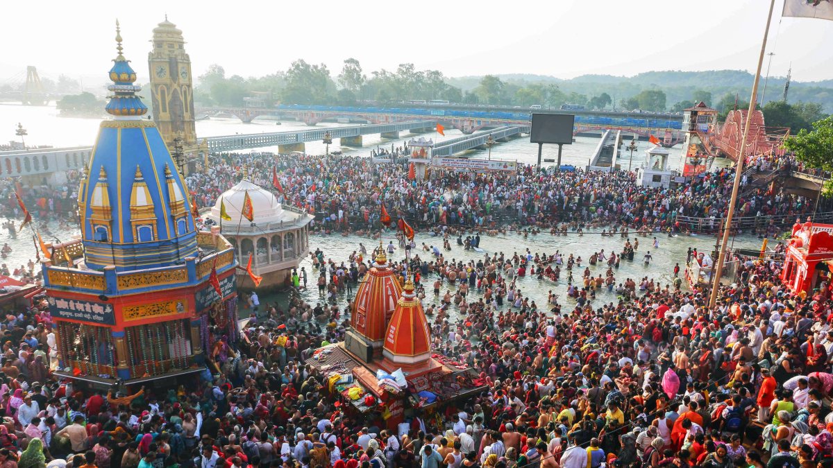 Devotees take holy dip at Haridwar's Hari Ki Pauri on Somvati Amavasya