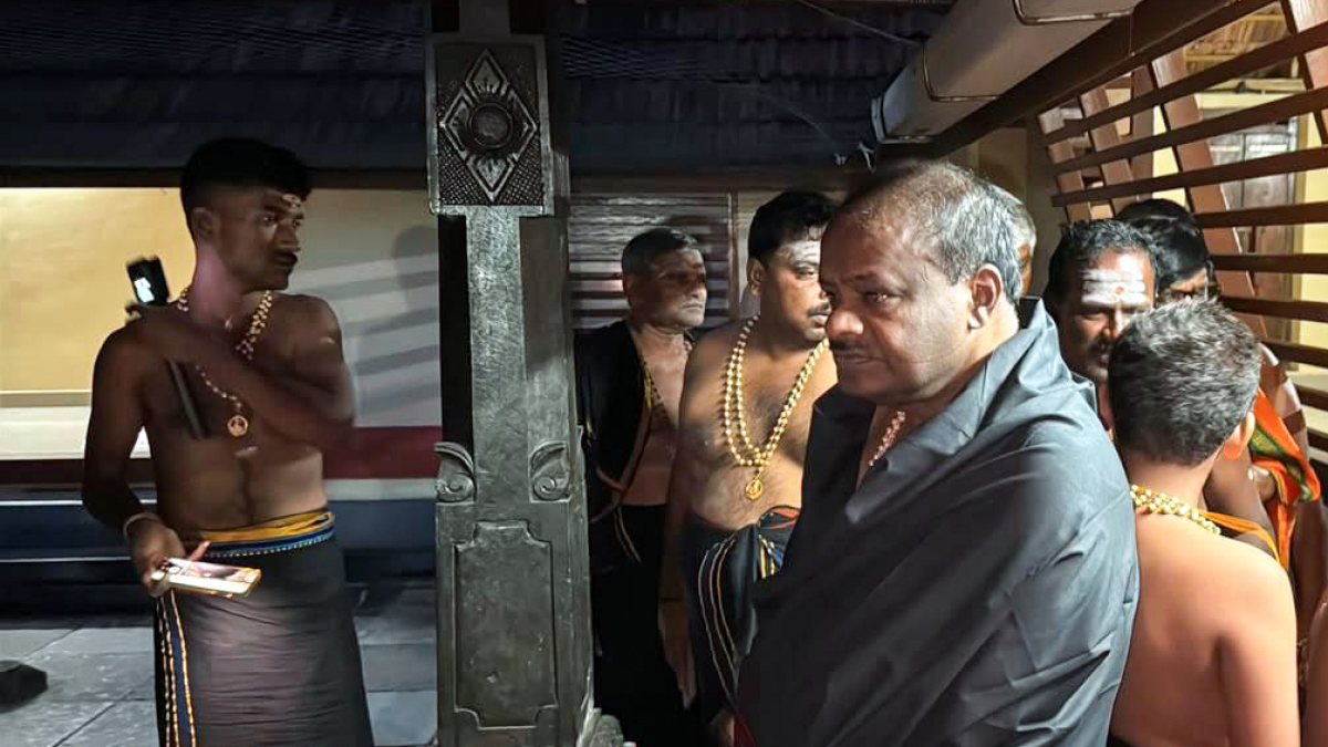 Union minister Kumaraswamy undertakes Sabarimala pilgrimage in Kochi