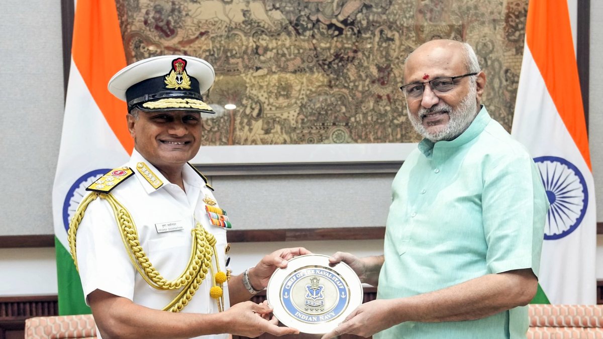 Vice President meets Navy Chief at Uprashtrapati Bhavan