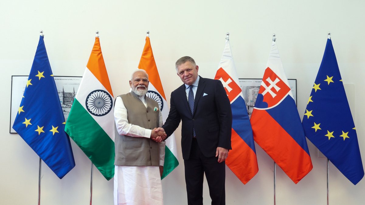 Modi warmly received by Slovak PM Fico at Bratislava Castle