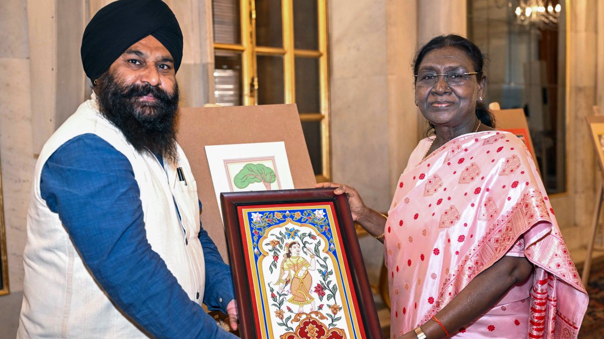 Artist presents miniature artwork to President Murmu