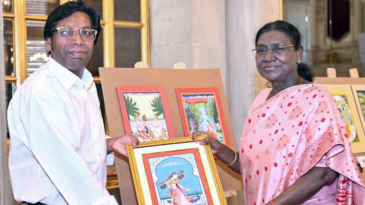 Artist presents miniature artwork to President Murmu