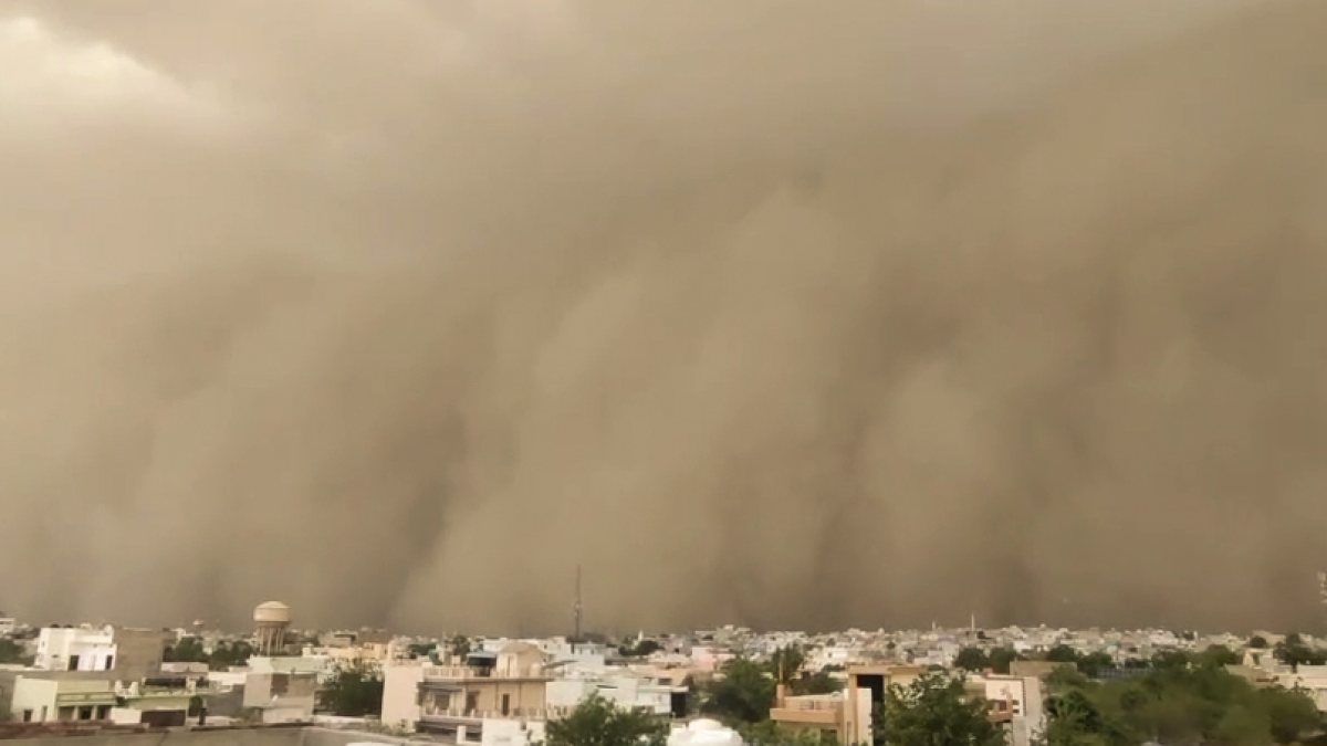 Storm kicks up dust wall in Churu, Rajasthan