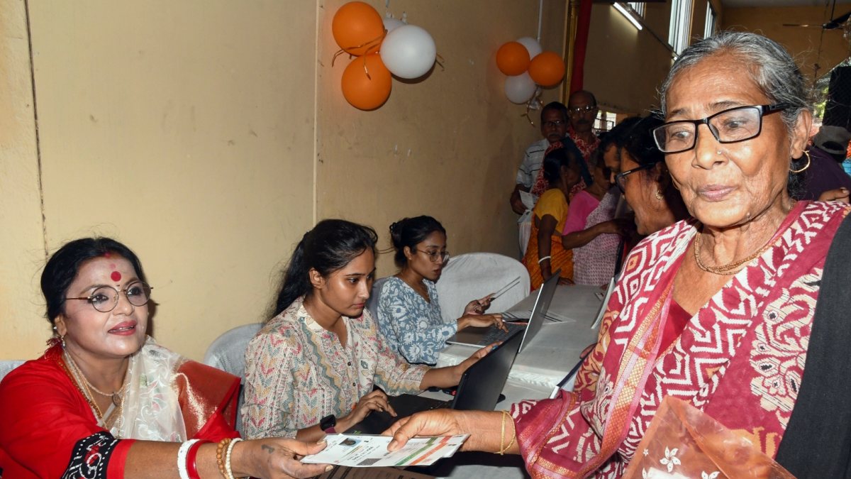 Elderly woman receives welfare benefits at Janakalyan Camp in Kolkata
