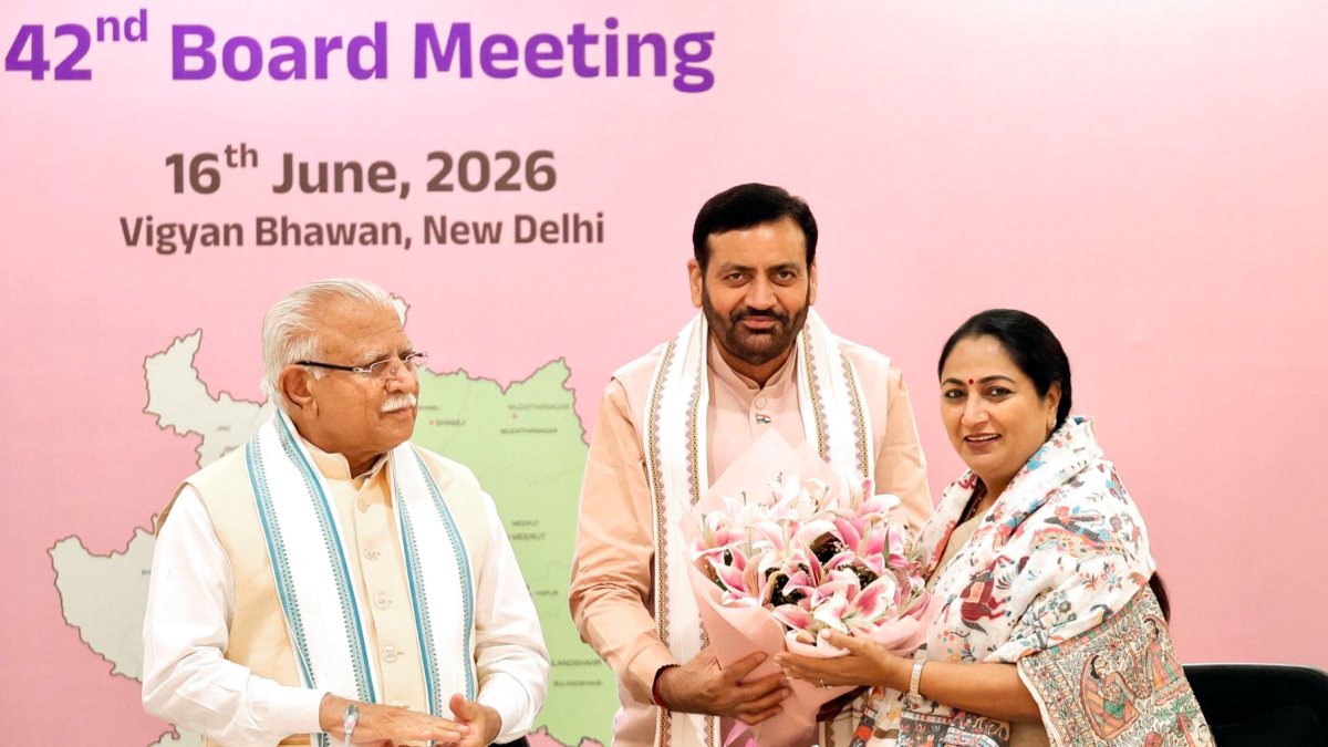 Delhi CM Rekha Gupta felicitated by Haryana CM at NCRPB meeting