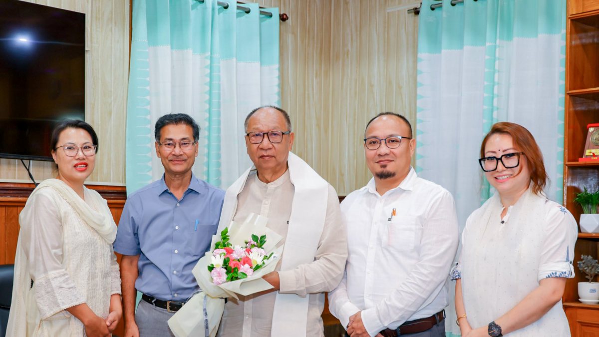 Manipur CM meets JNIMS teachers' association in Imphal