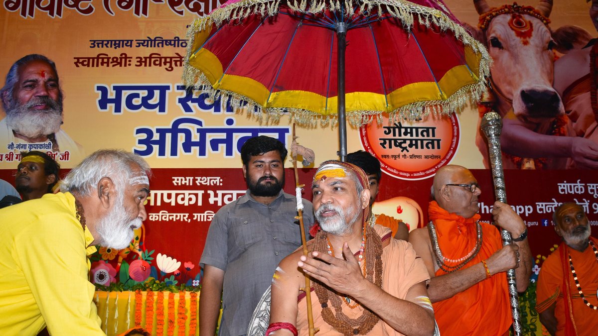 Shankaracharya leads Gau-Raksharth-Dharmyuddh Yatra in Ghaziabad