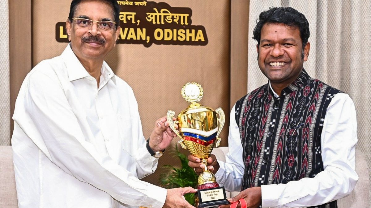 Odisha Governor Hari Babu Kambhampati meets renowned sand artist Sudarsan…
