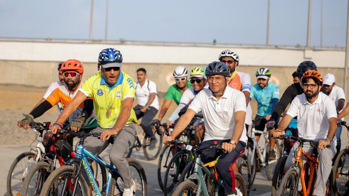 Mansukh Mandaviya leads Fit India Cyclothon in Mumbai