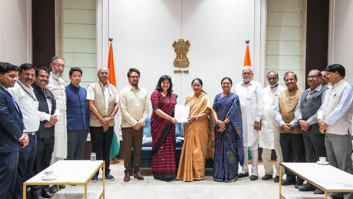 Delhi CM Rekha Gupta welcomes JPC members at Secretariat