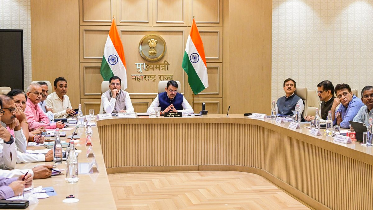 Maharashtra CM Fadnavis chairs Sixth State Finance Commission review meeting