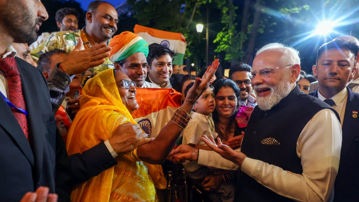 Modi receives warm welcome from Indian community in Paris