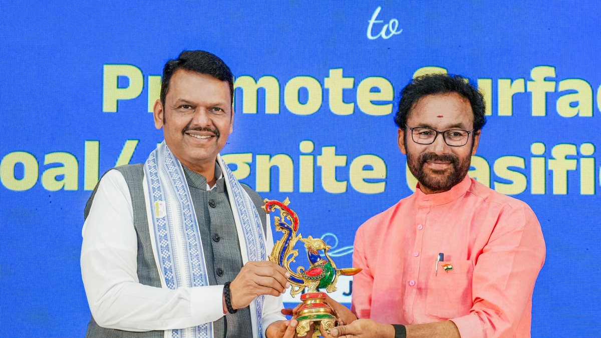 Maharashtra CM Fadnavis and Union Minister Reddy at coal gasification roadshow