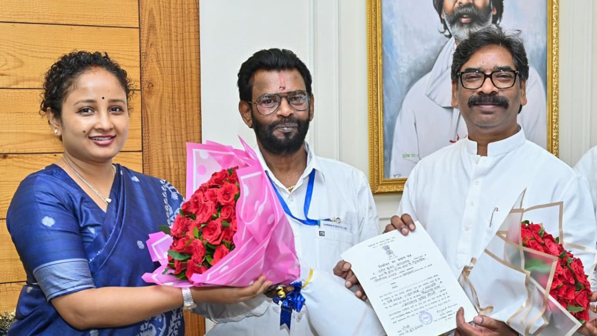Jharkhand CM Hemant Soren felicitates JMM candidate Baidyanath Ram for Rajya Sabha win