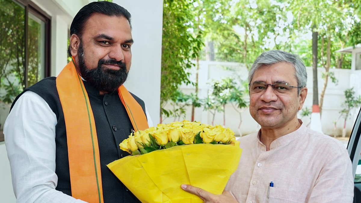 Union Railway Minister Ashwini Vaishnaw being felicitated by Bihar Chief…