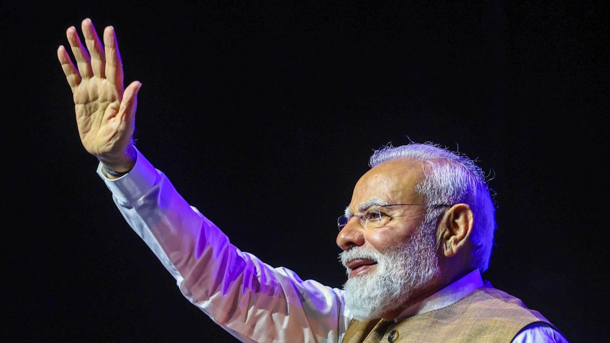 Modi waves at community event in Paris