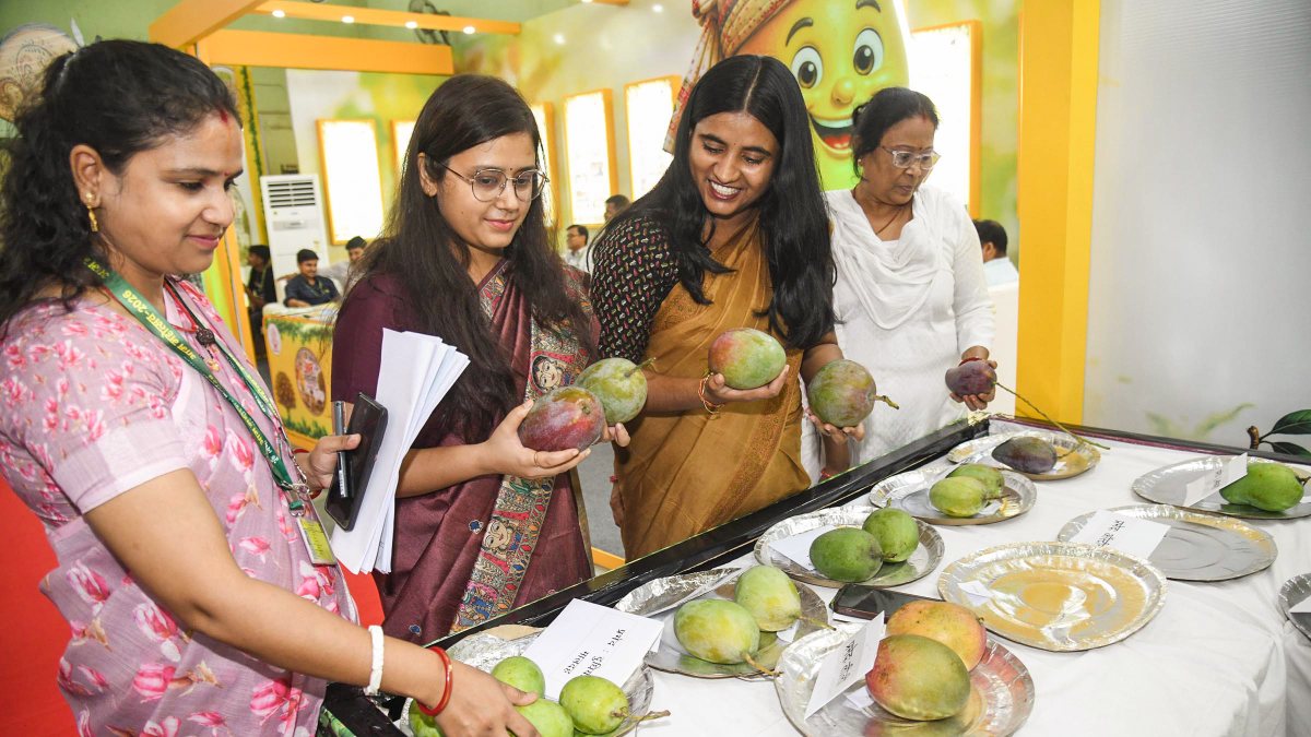 Visitors explore mango varieties at Patna Mango Mahotsav 2026