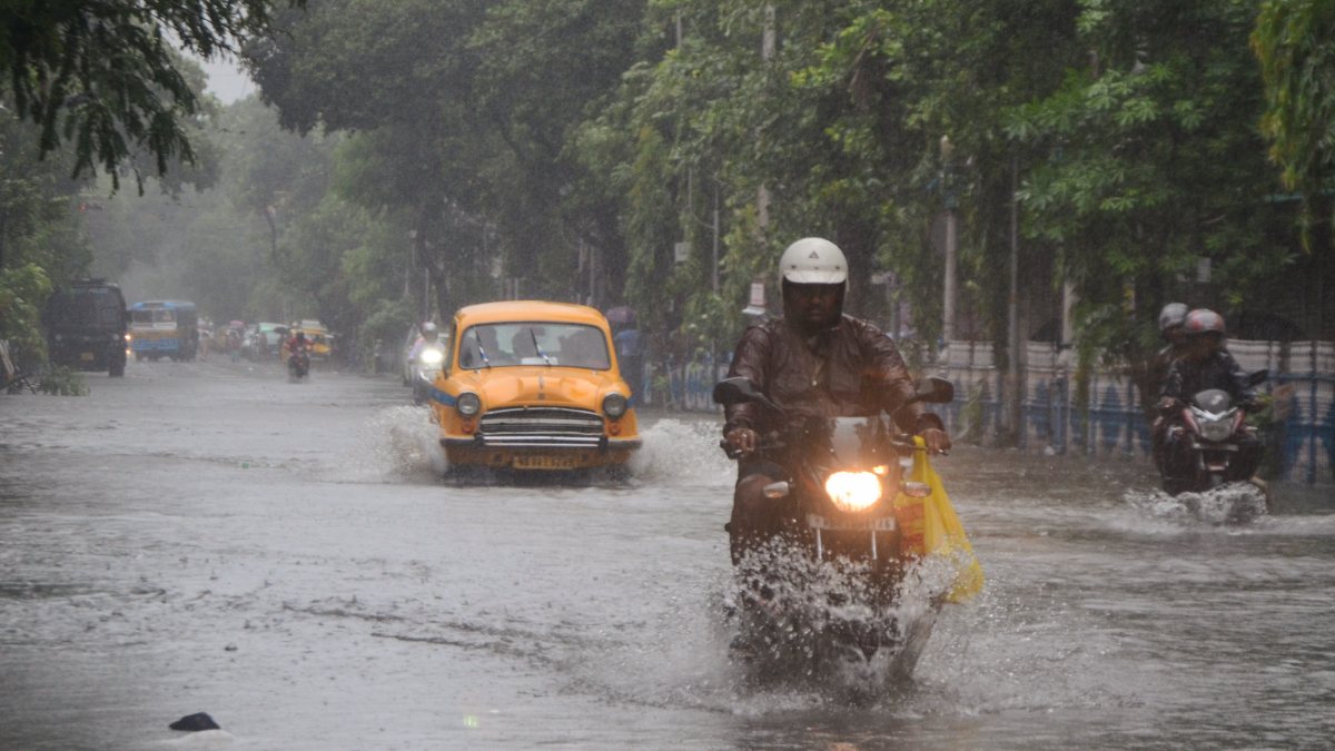 Heavy rain floods Kolkata roads, commuters struggle