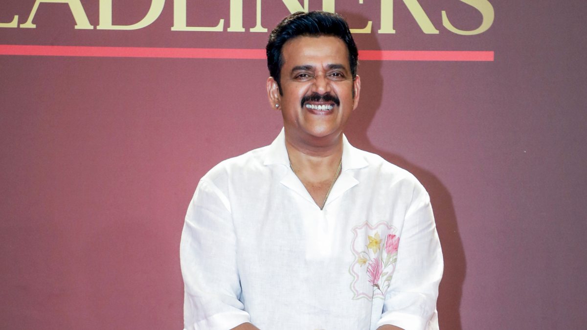 Ravi Kishan walks the red carpet at BT Headliners Awards