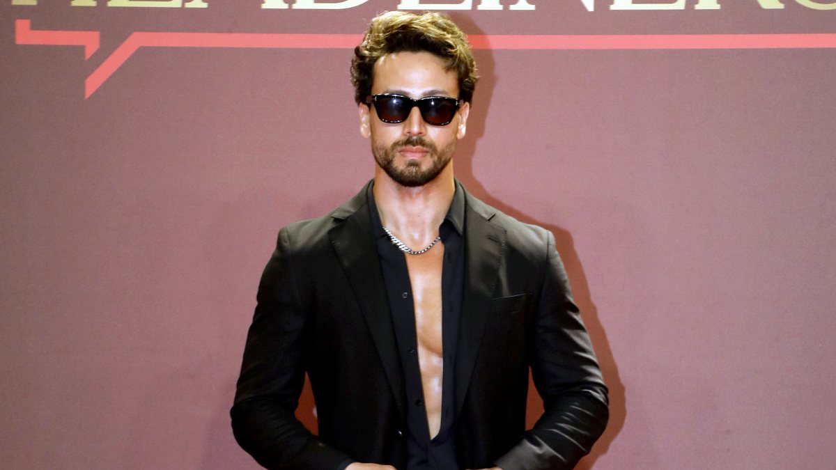 Tiger Shroff strikes a pose at BT Headliners Awards in Mumbai