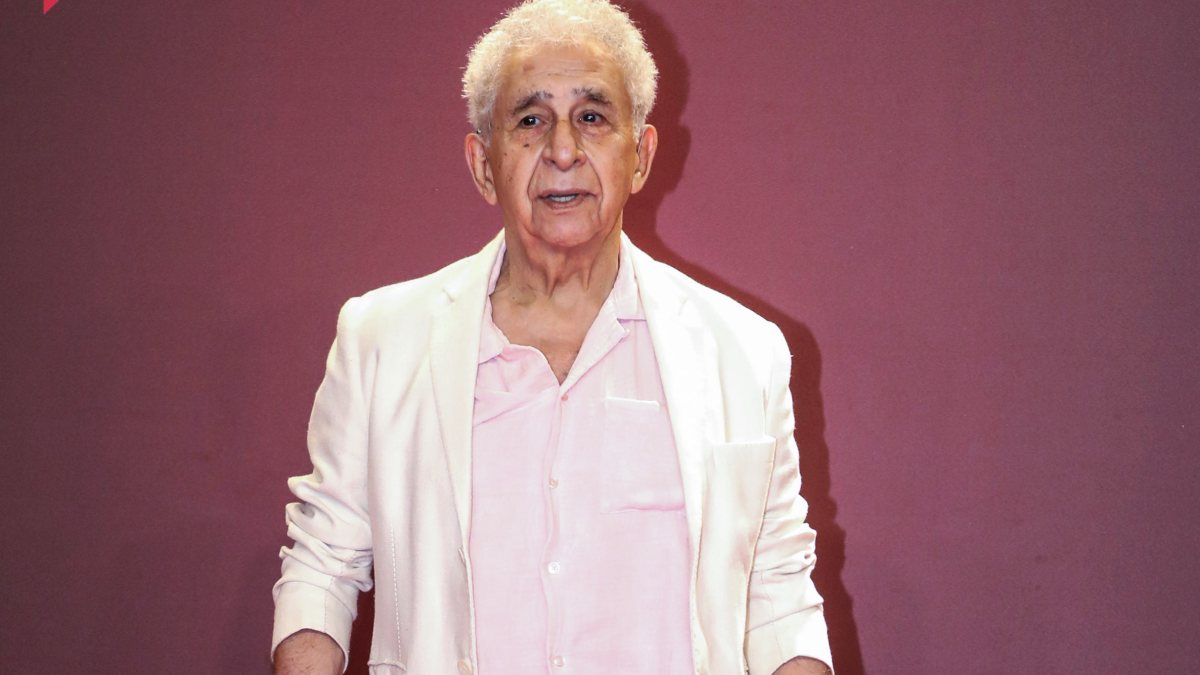 Naseeruddin Shah walks the red carpet at BT Headliners Awards