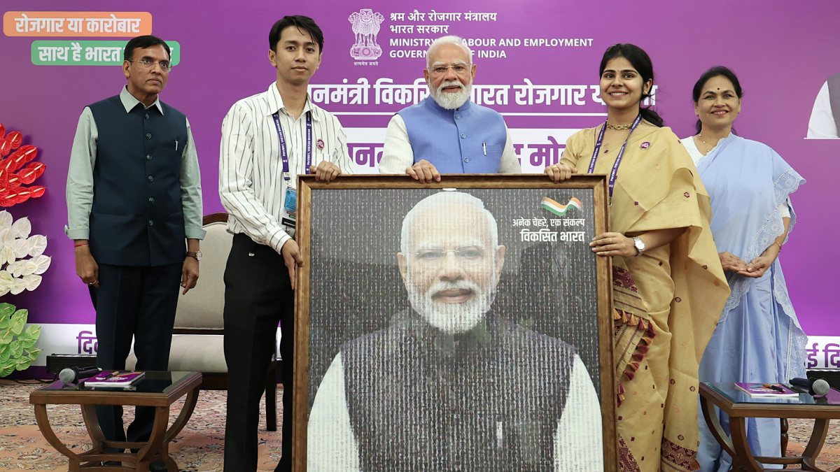 PM Modi receives portrait from PM-VBRY beneficiaries at Vigyan Bhavan