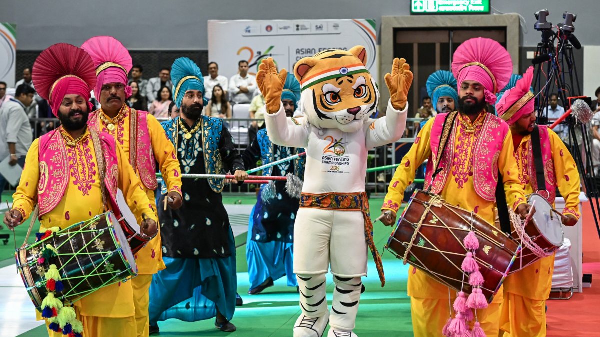 Fencing athletes dazzle at Asian Championships opening ceremony