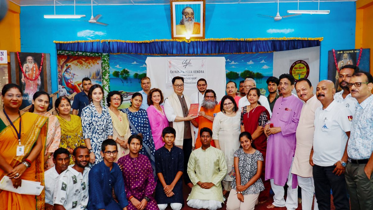 Kiren Rijiju poses with Chinmaya Mission members in Andaman outreach