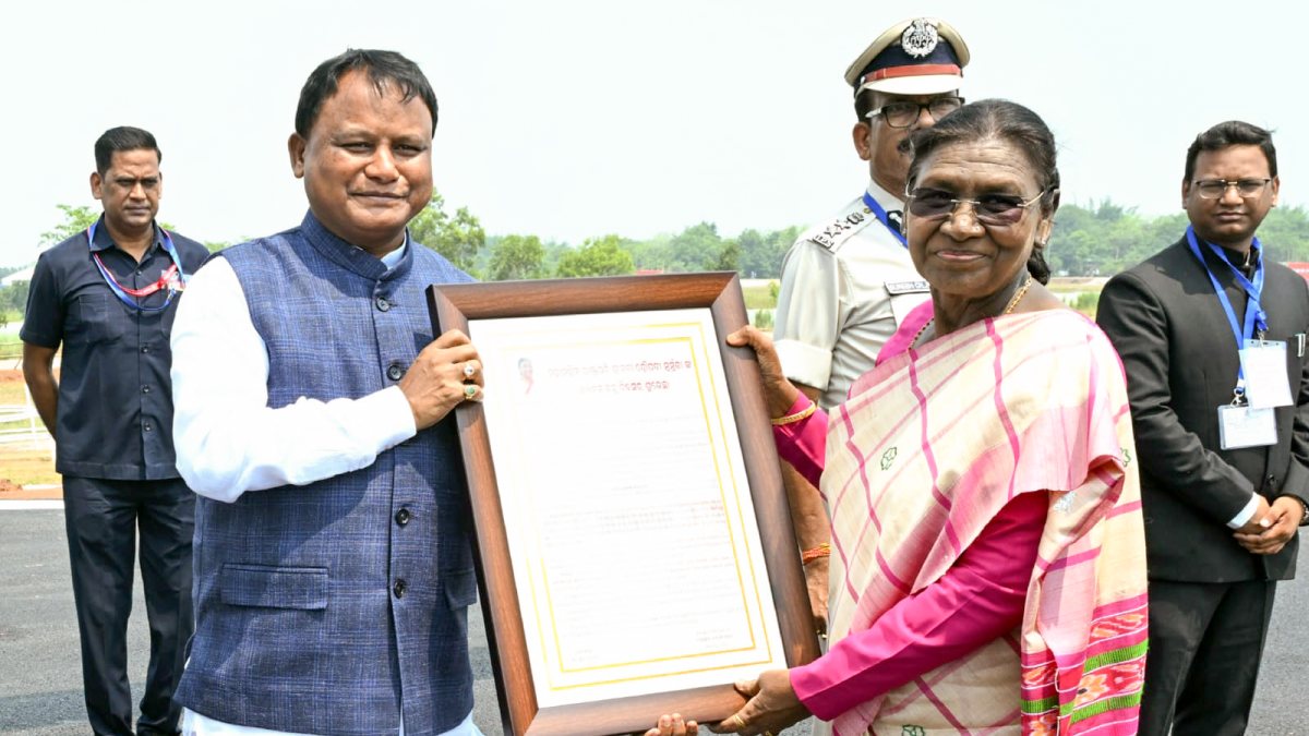 Odisha CM presents birthday letter to President Murmu