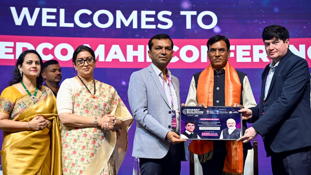 Union minister Mandaviya, Smriti Irani at NAREDCO MAHI convention