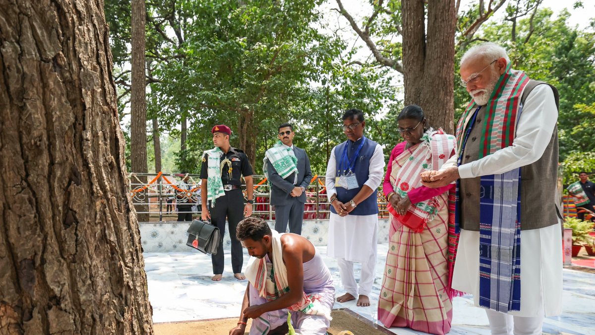 President Droupadi Murmu and Prime Minister Narendra Modi offer prayers and…