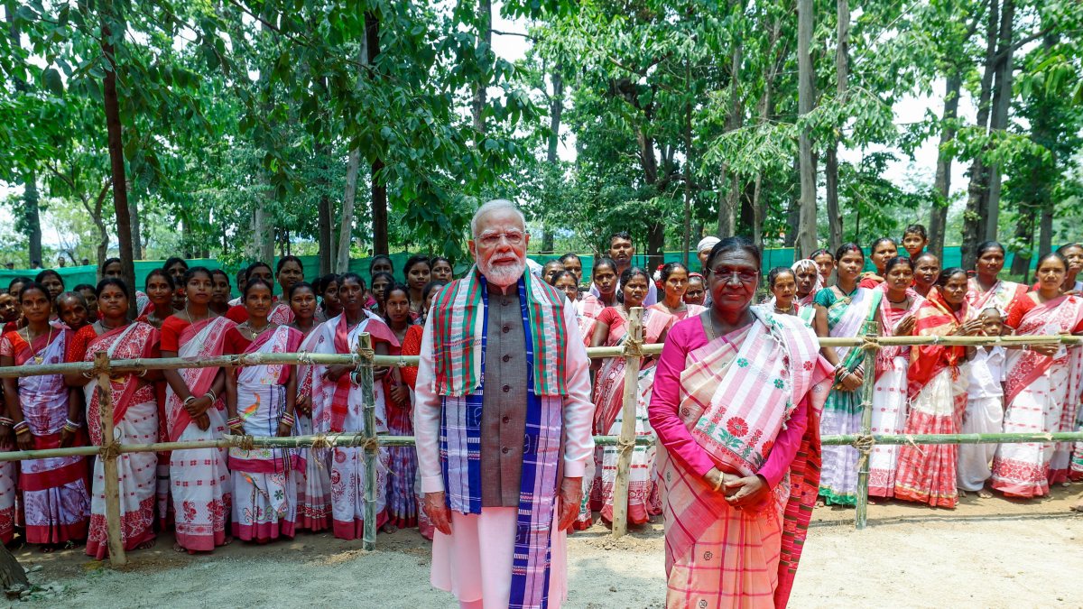 PM Modi, President Murmu pose with Santhal tribe in Odisha