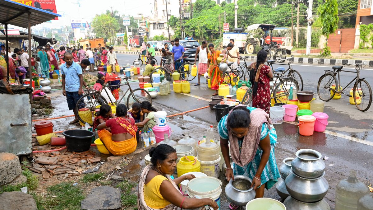 People struggle to store water amid shortage in Dhanbad