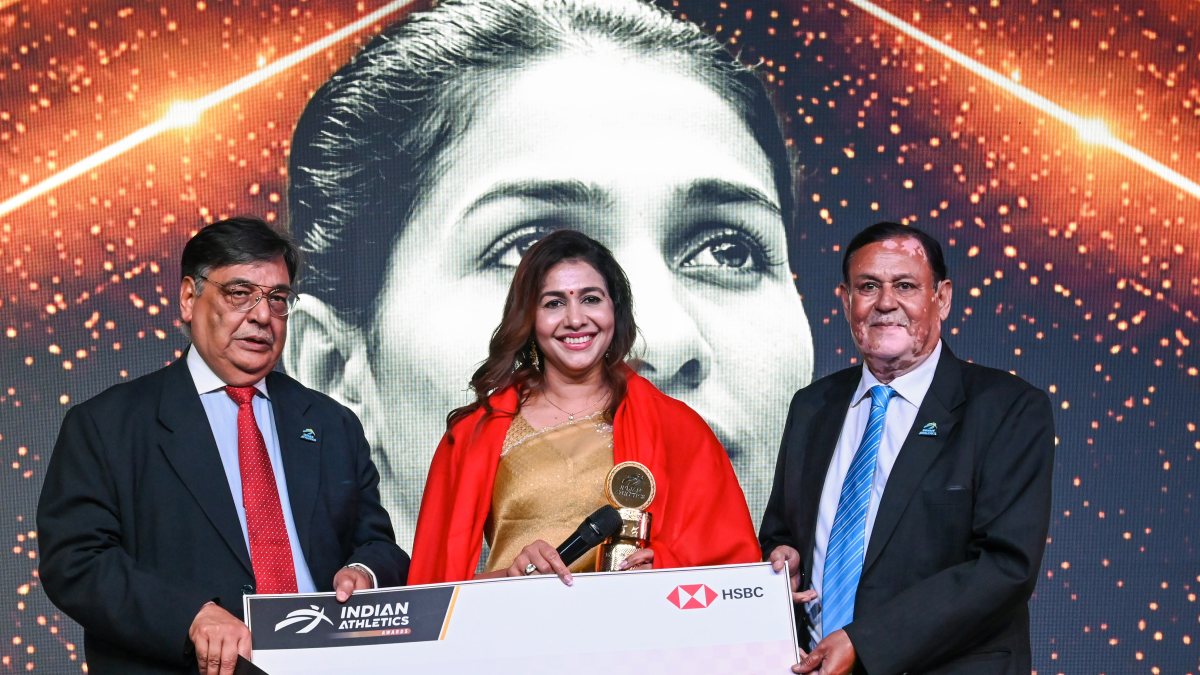 Indian Athlete Anju Bobby George receives a cheque of 5 lacs for Life-time…