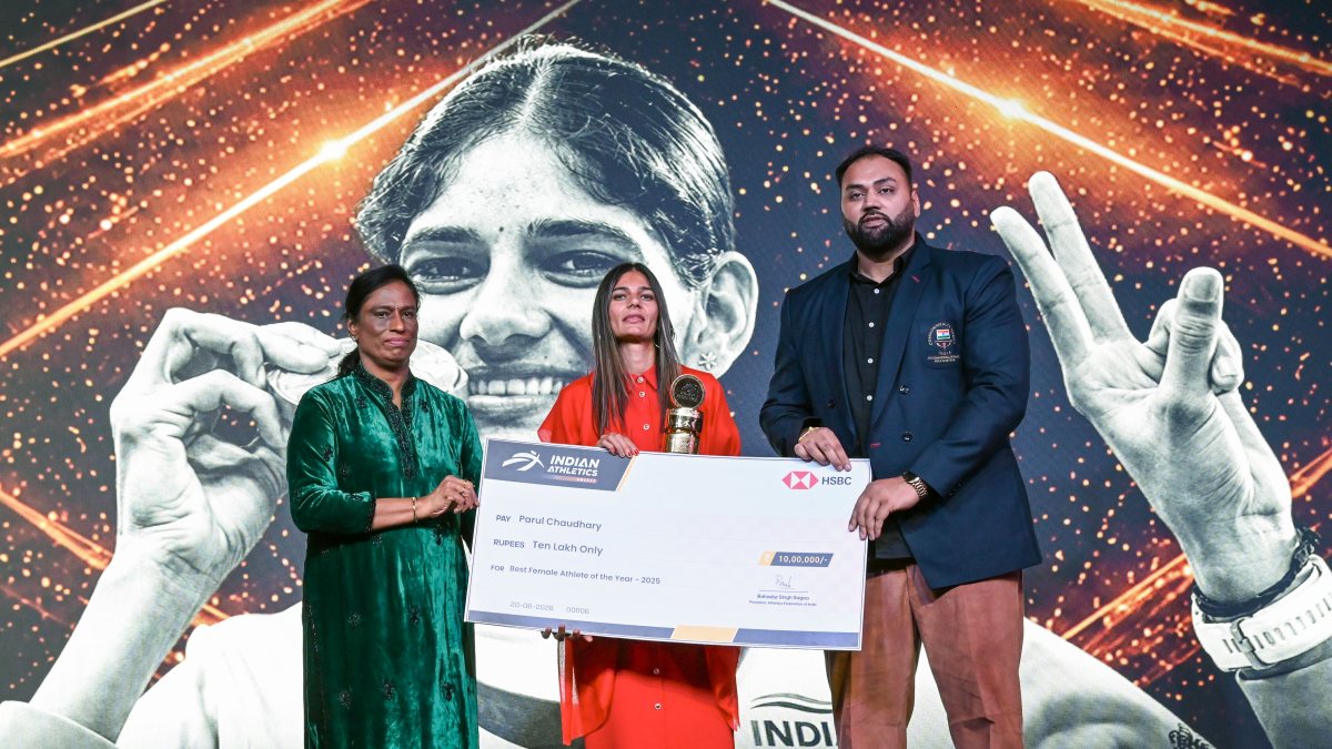 Indian Athlete Parul Chaudhary receives a cheque of 10 lacs for Best Female…