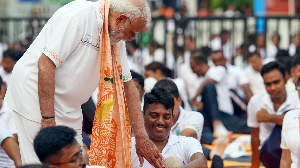 PM Modi interacts with man at International Day of Yoga in Kolkata