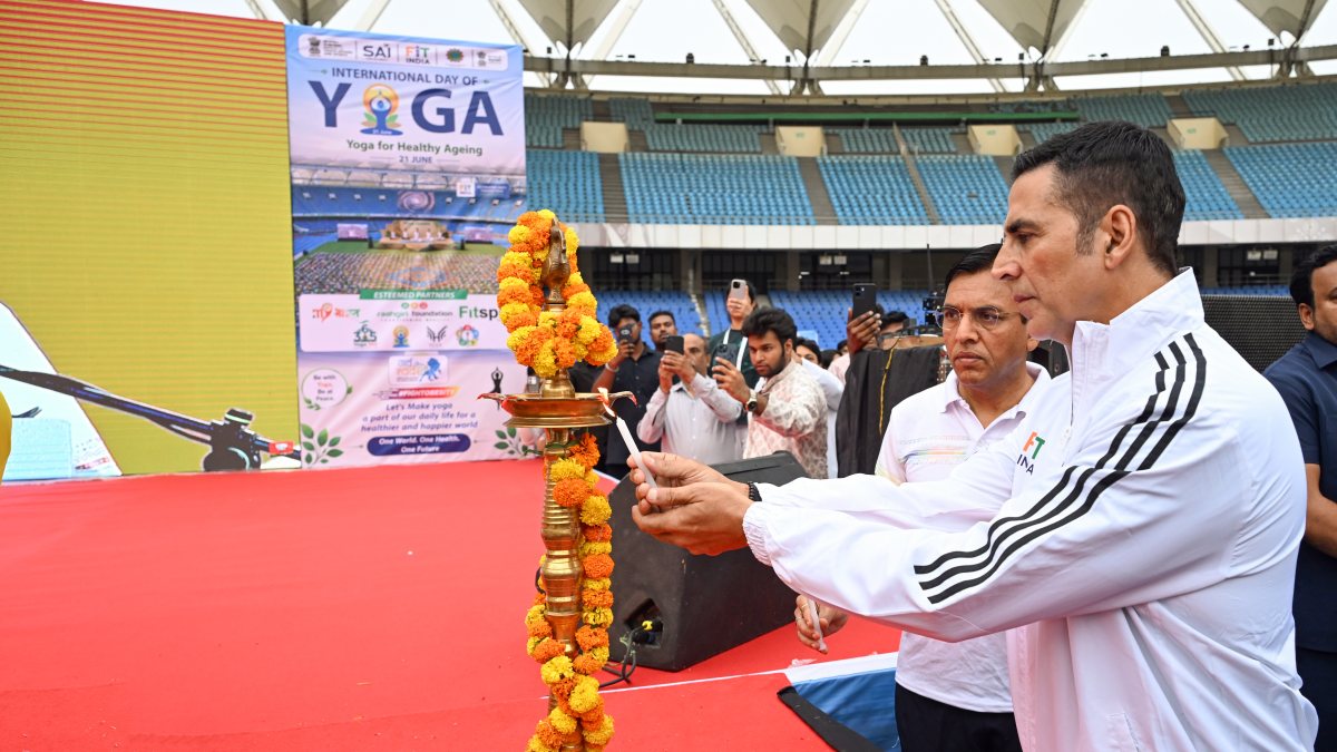 Akshay Kumar lights lamp at International Day of Yoga event in Delhi