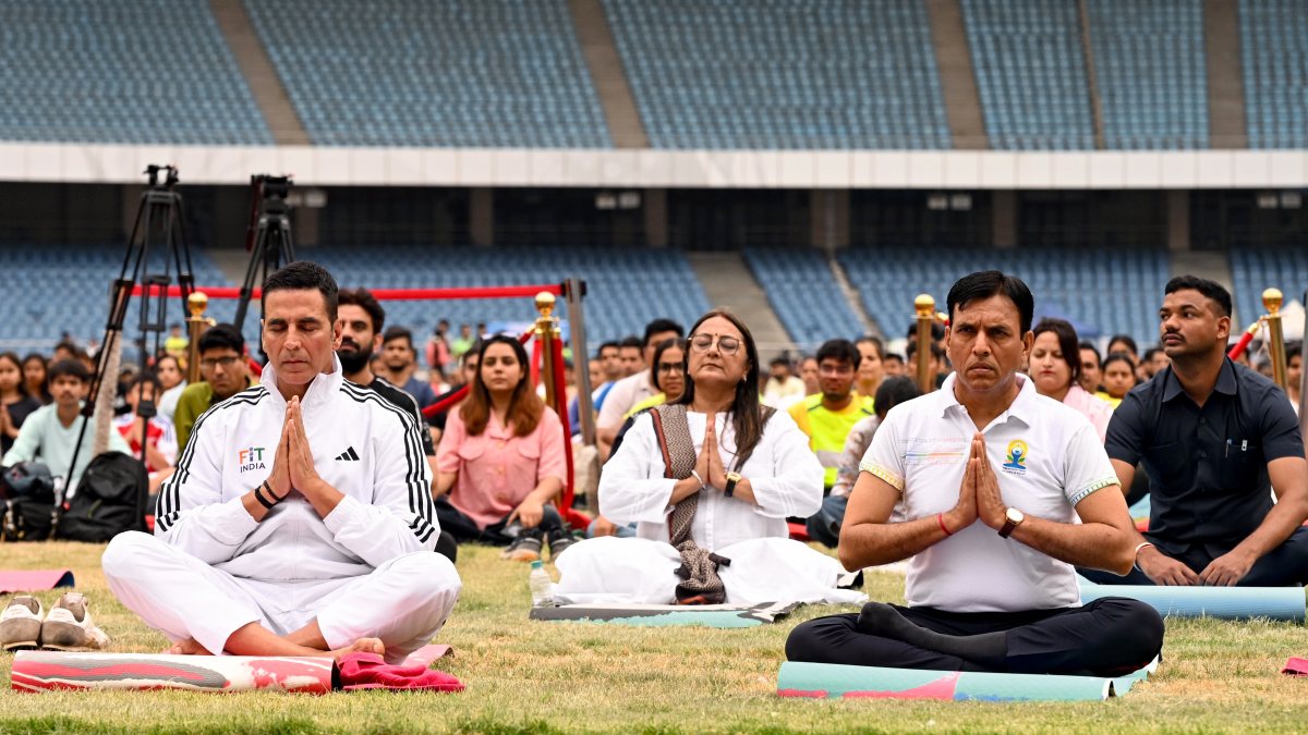 Akshay Kumar and Mansukh Mandaviya join yoga session in New Delhi