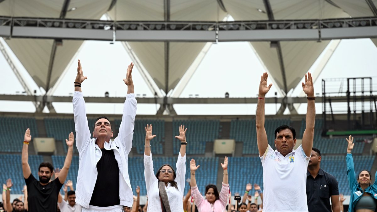 Akshay Kumar and Mansukh Mandaviya join Yoga Day session in Delhi