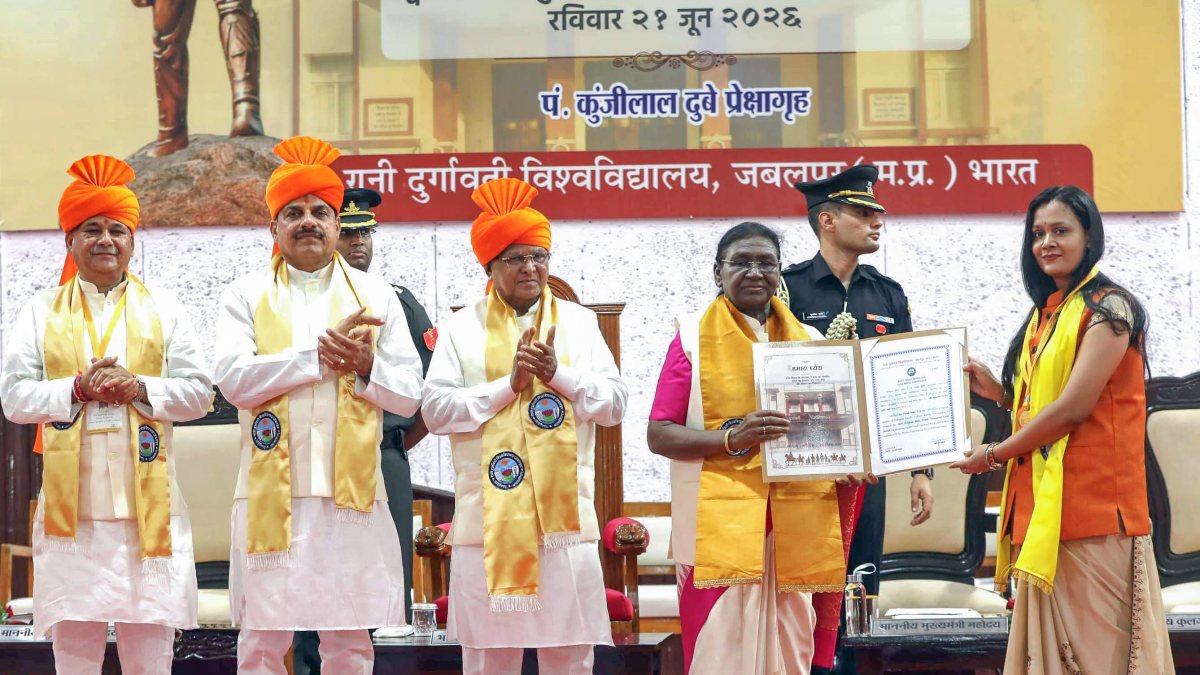 President Murmu confers degrees at Rani Durgavati University convocation