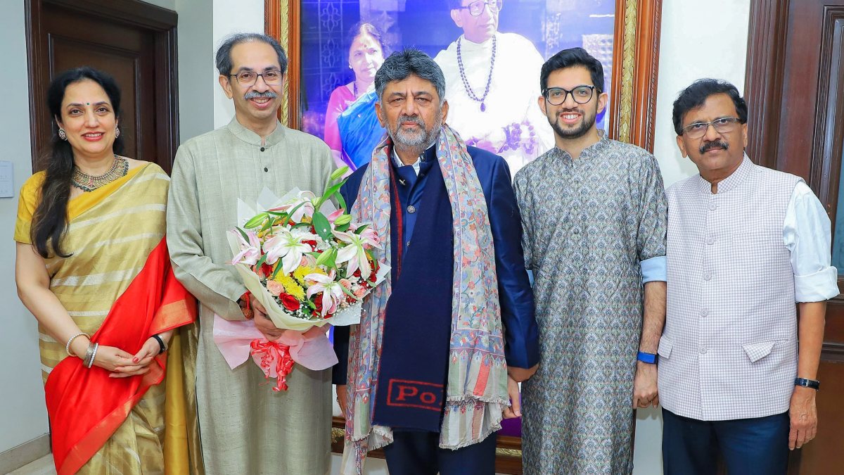 Karnataka Chief Minister DK Shivakumar meets former Maharashtra Chief Minister…