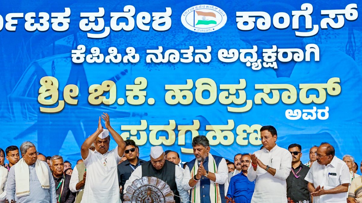 Congress chief Kharge spins charkha at KPCC president oath ceremony
