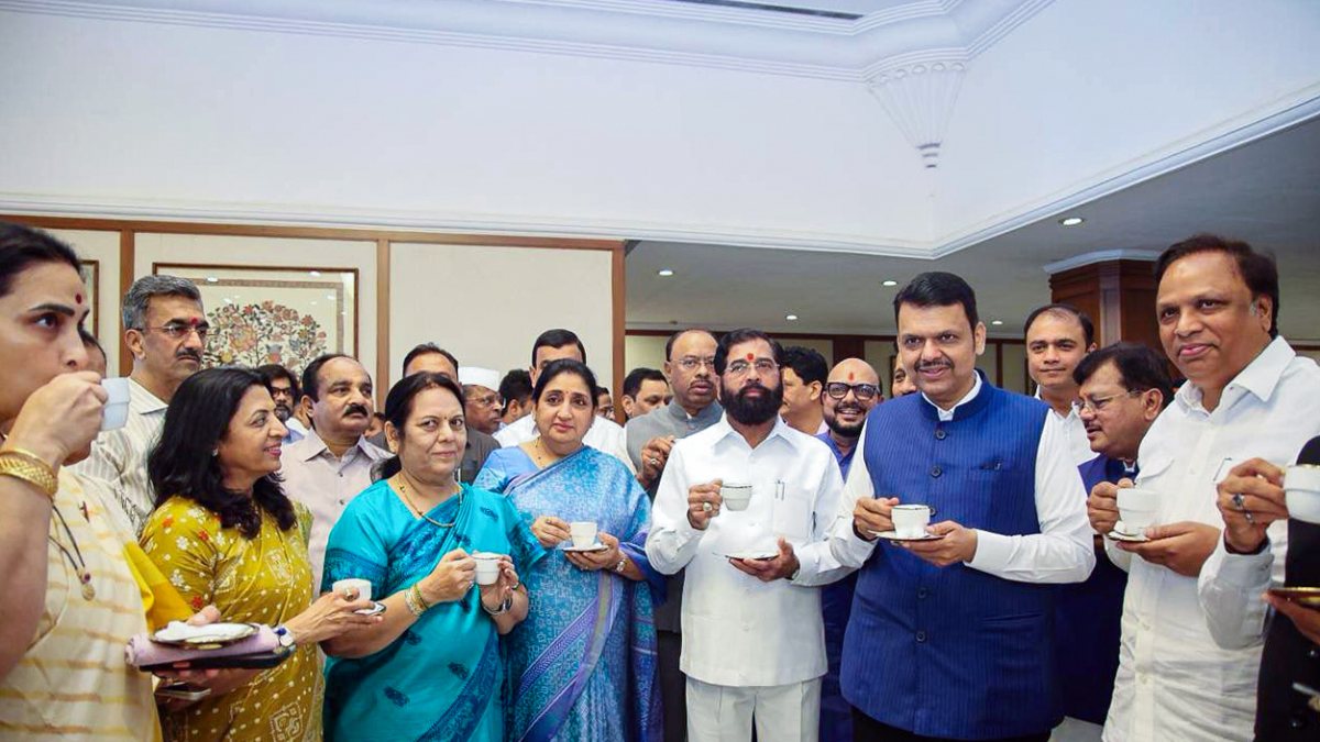 Maharashtra CM Fadnavis attends tea reception ahead of monsoon session