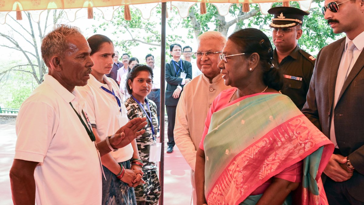 President Murmu meets Cheetah Mitras, Sahariya tribe in Kuno