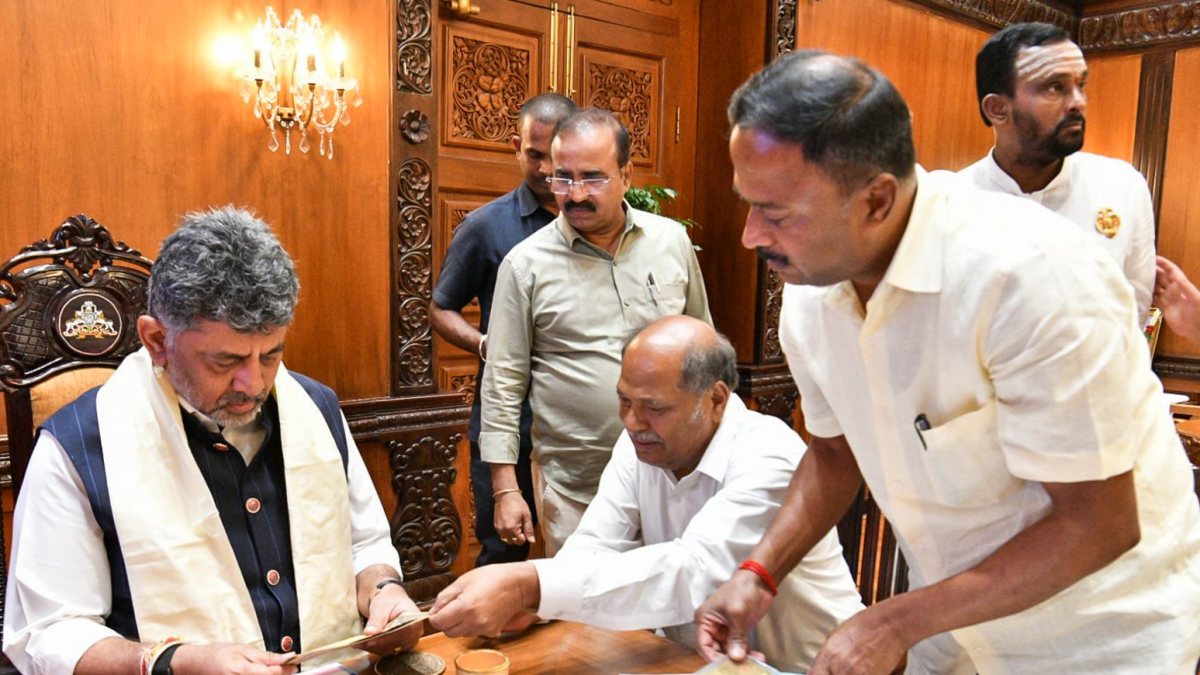 Karnataka Chief Minister DK Shivakumar meets founder of Pustaka Mane, Ankegowda…