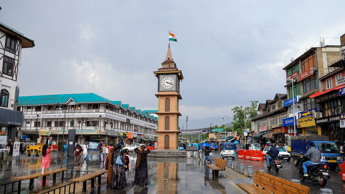 Heavy rainfall leaves Srinagar's Lal Chowk waterlogged