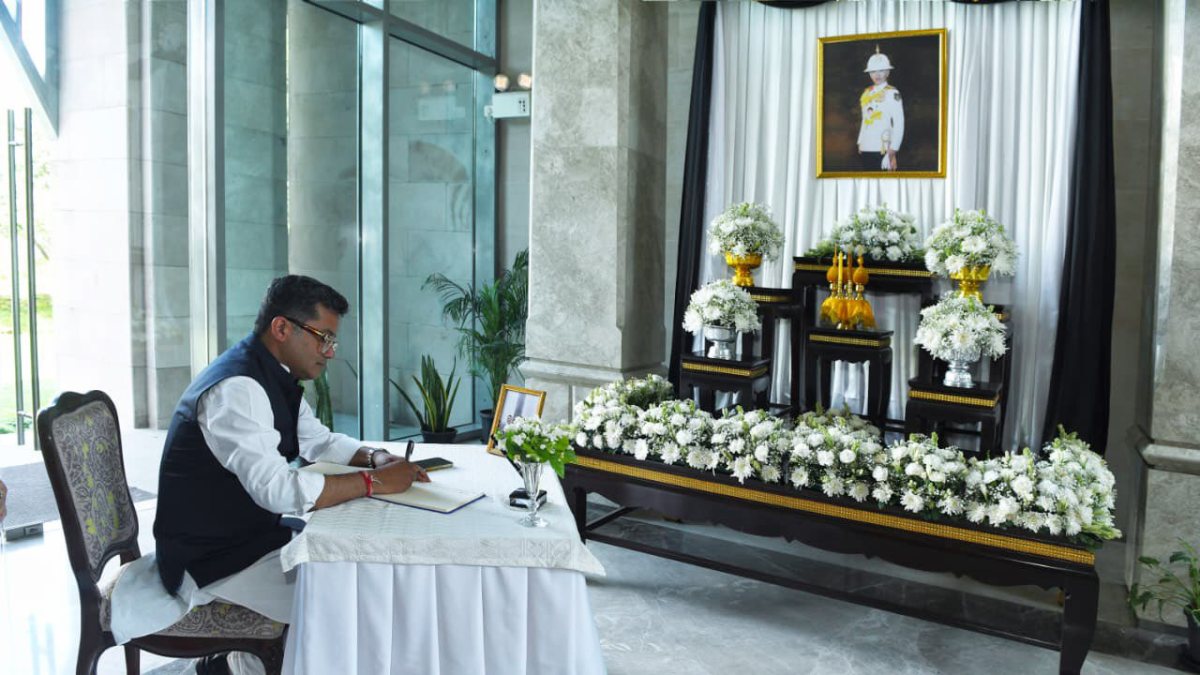 Union minister signs condolence book for Thai princess